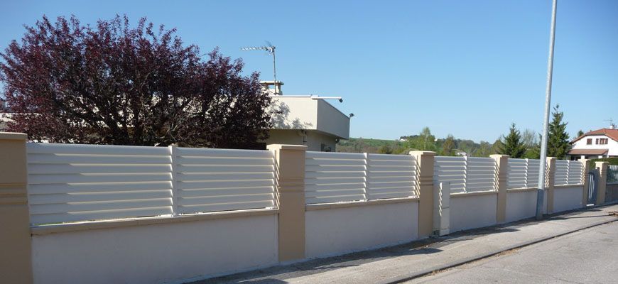 Cloture aluminium blanche sur platine Cloture aluminium blanche posée entre piliers béton
