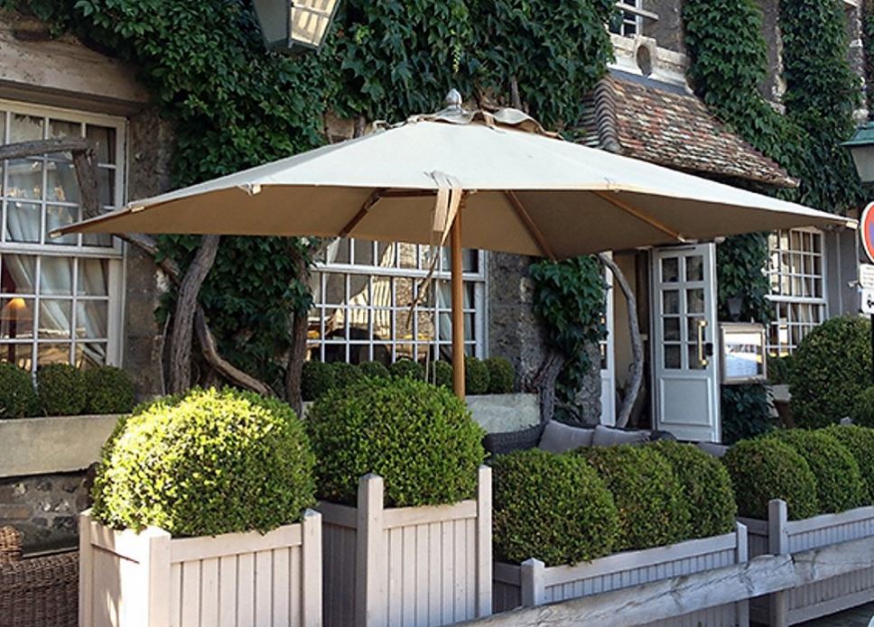 Parasol Bois d'Honfleur - un parasol centré haut de gamme en bois et aluminium