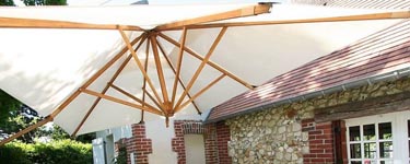 Superbe parasol en structure bambou