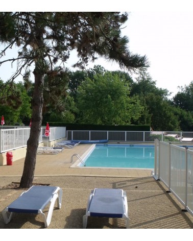 Clôture aluminium pour piscine collective dans un camping