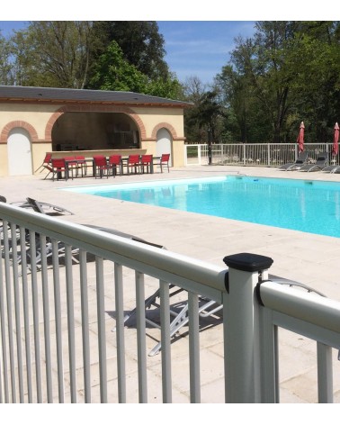 Une barrière de sécurité aluminium pour piscine