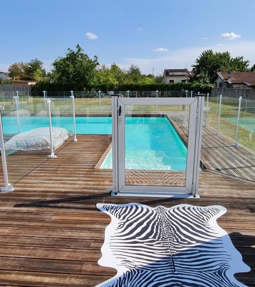 Barrière de piscine verre et poteaux couleur ivoire