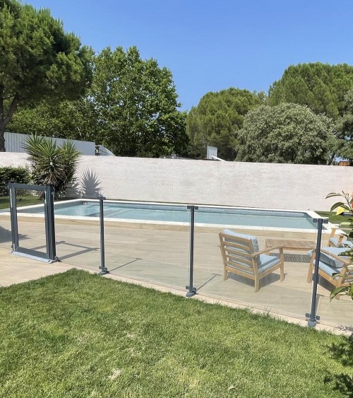 Barrière de piscine verre et poteaux couleur ivoire