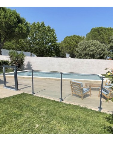 Une belle réalisation de barrière de piscine avec poteaux RAL 7016