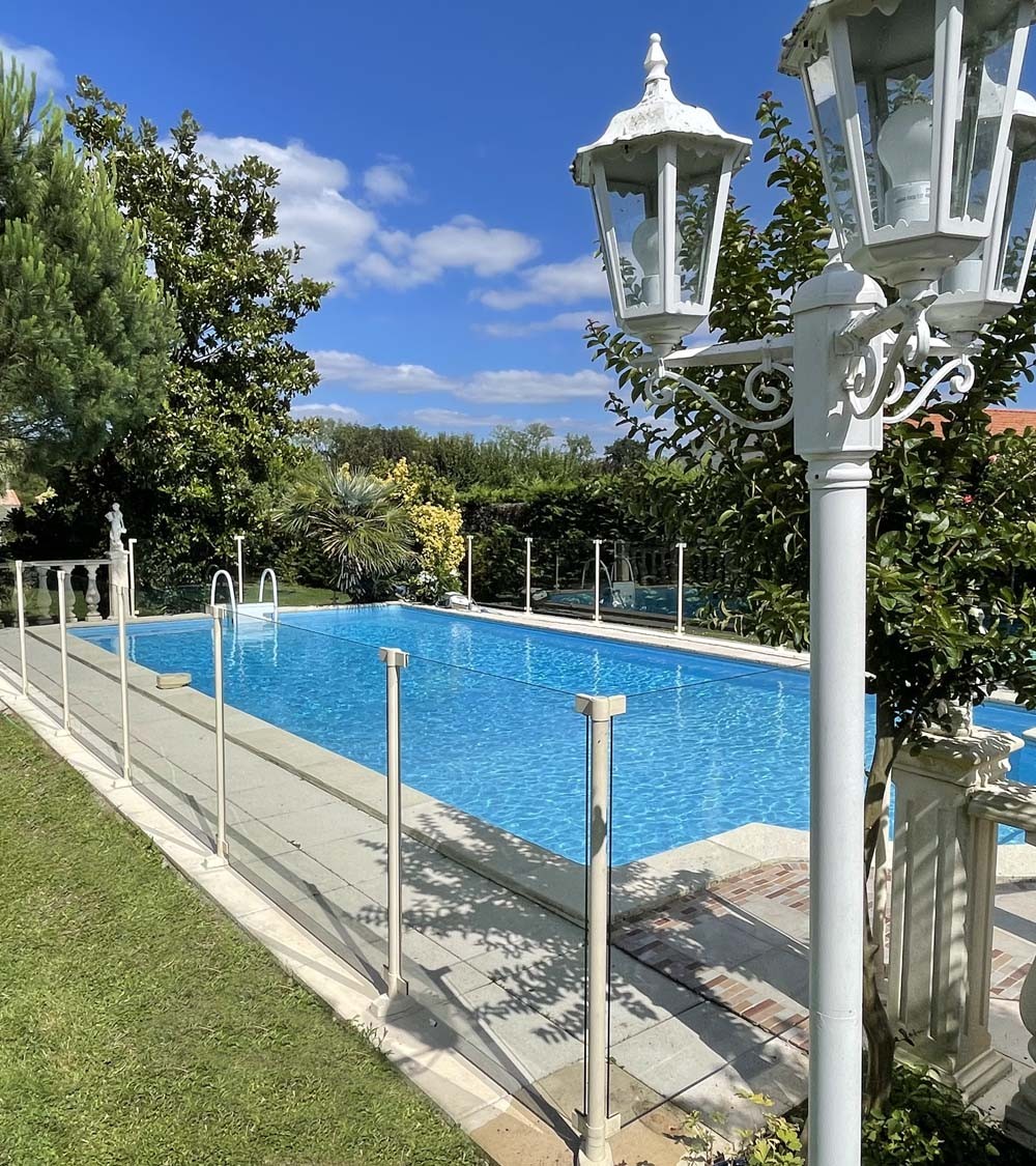 Barrière de piscine verre et poteaux couleur ivoire