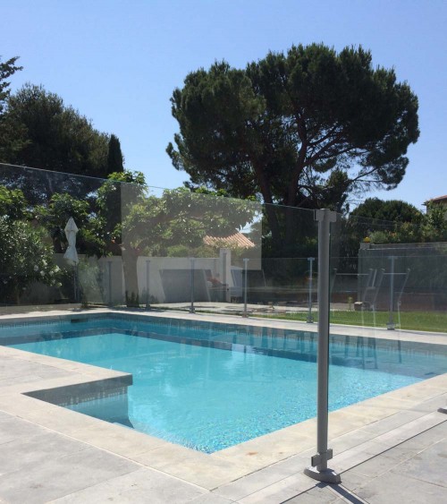 Barrière de piscine verre et poteaux couleur ivoire