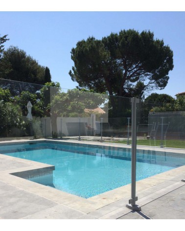 Poteaux aluminium gris clair RAL 7045 pour cette barrière de piscine