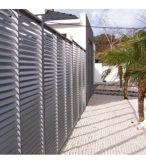 Brise vue aluminium pour cacher la piscine