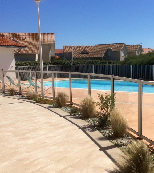 Une barrière de piscine en verre et aluminium