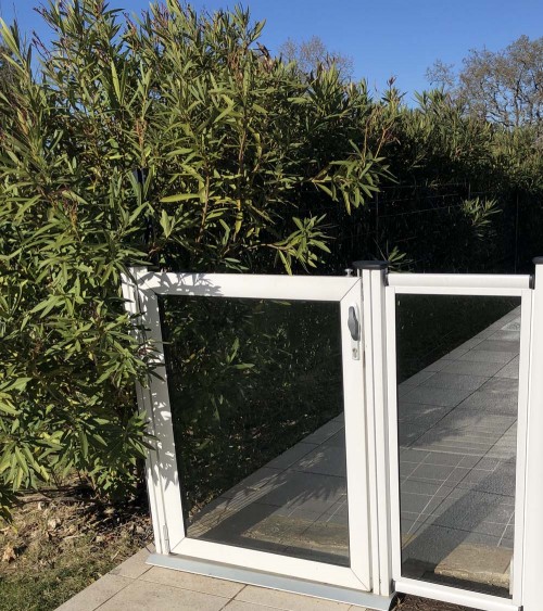 Une barrière de piscine en verre et aluminium