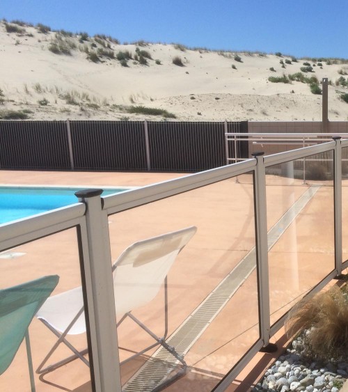 Une barrière de piscine en verre et aluminium