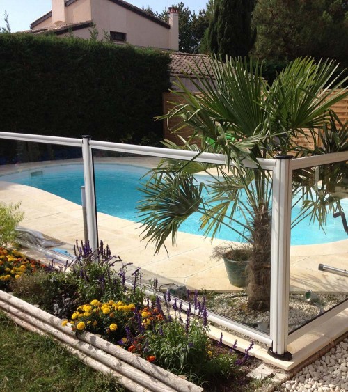 Une barrière de piscine en verre et aluminium