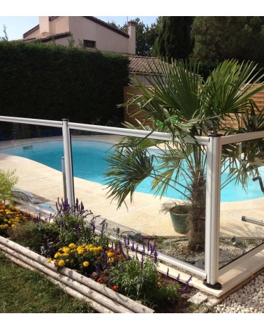 barrière de piscine thermolaquée blanche et verre feuilleté