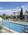 Une barrière de piscine en verre et aluminium