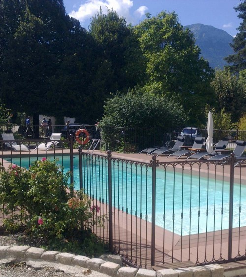 Barrière de piscine en fer forgé