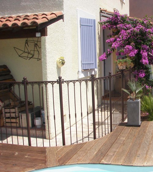 Barrière de piscine en fer forgé