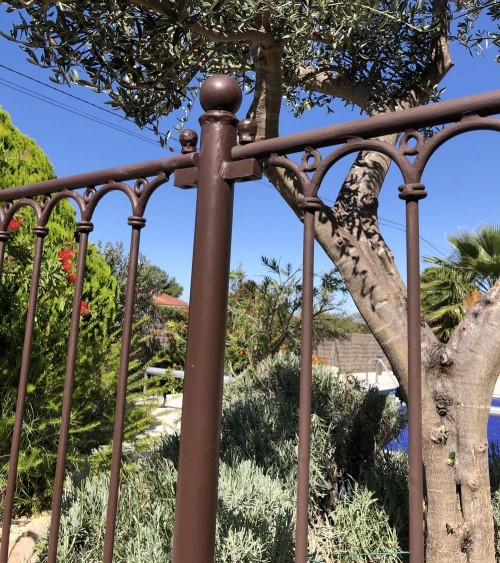 Barrière de piscine en fer forgé