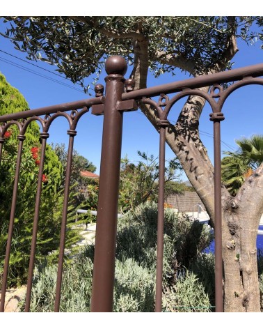 Finition fer forgé pour ces poteaux et barrières de piscine