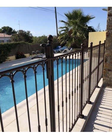 Le portillon de la barrière de piscine en fer forgé