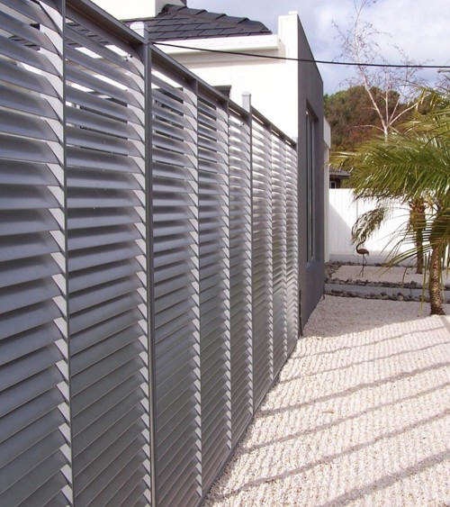 Brise vue aluminium pour cacher la piscine