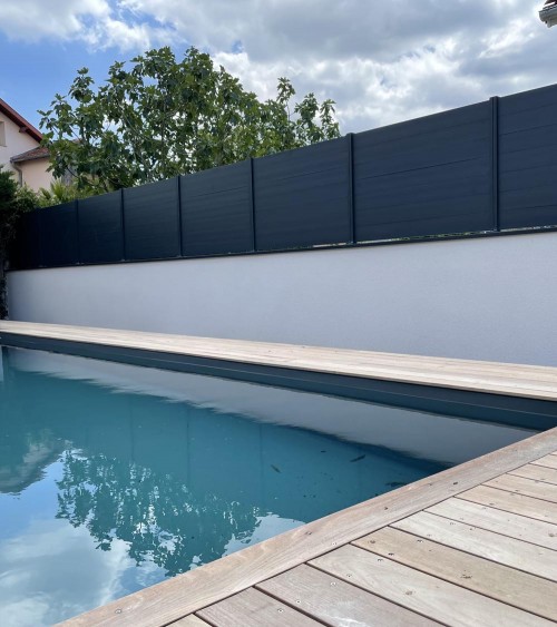 Brise vue aluminium pour cacher la piscine