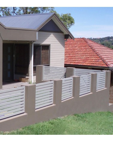 Brise vue aluminium blanc en clôture extérieure