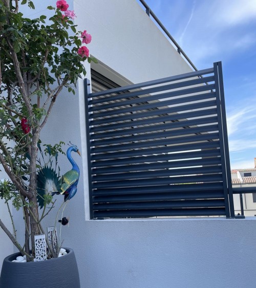 Brise vue aluminium pour cacher la piscine