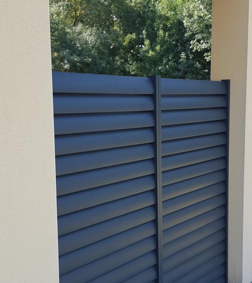 Brise vue aluminium pour cacher la piscine