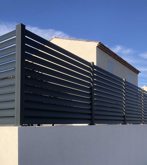 Brise vue aluminium pour cacher la piscine