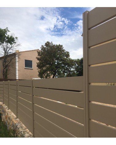 Brise vue aluminium couleur beige en clôture extérieure