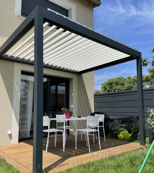 Pergola adossée bioclimatique à lames orientables, 3x3m