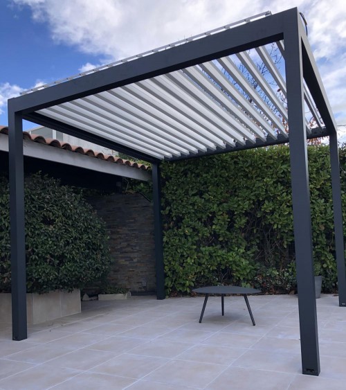 Pergola autoportée bioclimatique à lames orientables, modèle kALINE, 3x3m