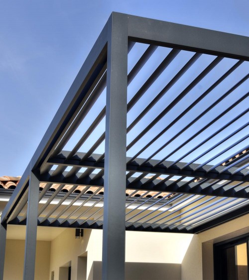 Pergola bioclimatique adossée sur mesure RAL 7016