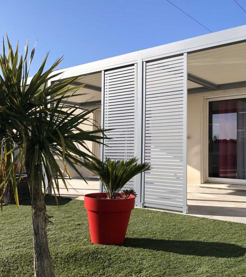 Panneaux coulissants aluminium pour pergola RAL 7045