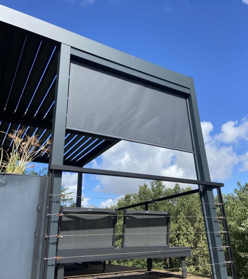 Store vertical pour pergola bioclimatique toile blanche Soltis Veozip, Soltis 92, motorisé ou manuel