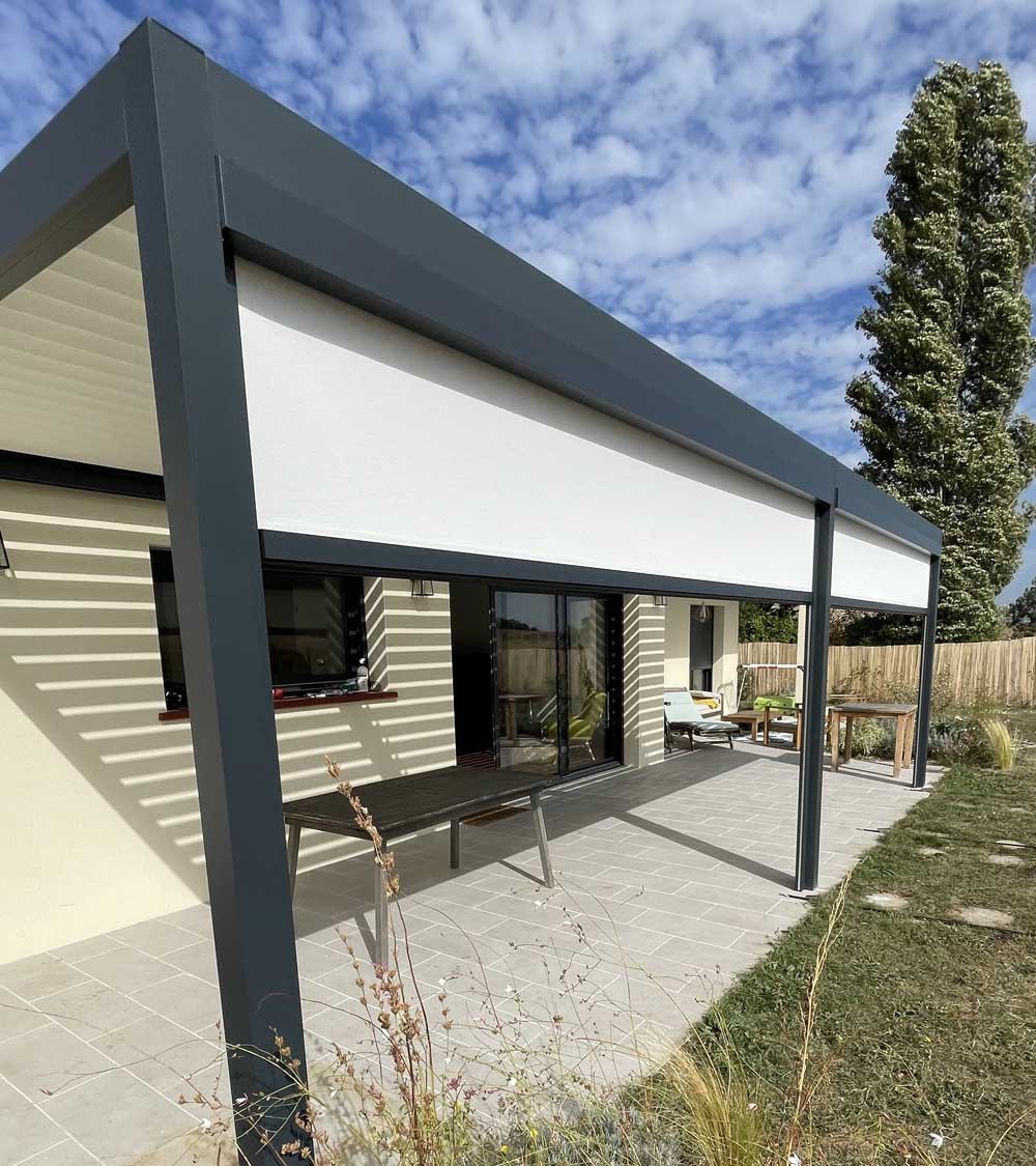 Store vertical pour pergola bioclimatique toile blanche Soltis Veozip, Soltis 92, motorisé ou manuel