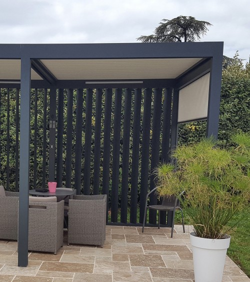 Façade pergola à lames orientables aluminium, couleur grise RAL 7016, vue extérieure