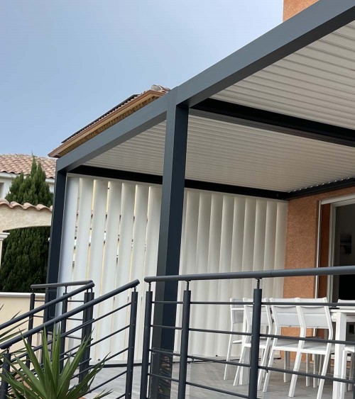 Façade pergola à lames orientables aluminium, couleur grise RAL 7016, vue extérieure