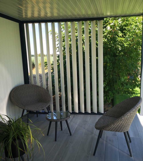 Façade pergola à lames orientables aluminium, couleur grise RAL 7016, vue extérieure