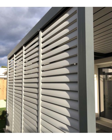 Façade latérale en aluminium pour pergola bioclimatique, lames ovales SG06, RAL 7045