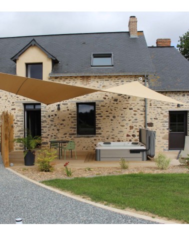 Voile d'ombrage sur mesure carrée beige sur maison en pierre