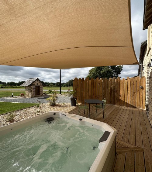 Voile d'ombrage sur mesure carrée marron sur jacuzzi