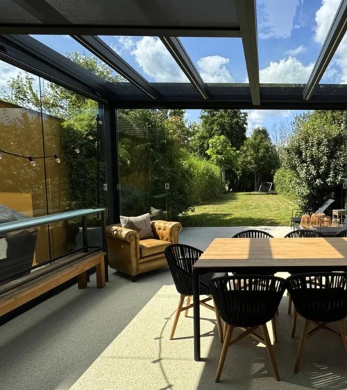 Pergola toiture plate en verre avec salle à manger
