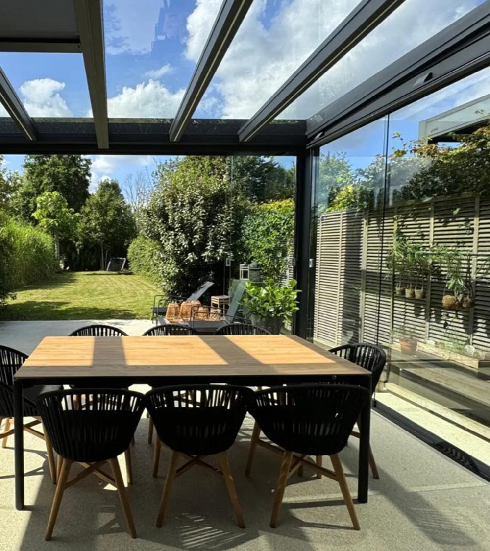 Pergola toiture plate en verre avec salle à manger
