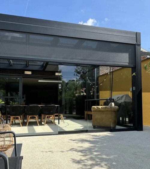 Pergola toiture plate en verre avec salle à manger