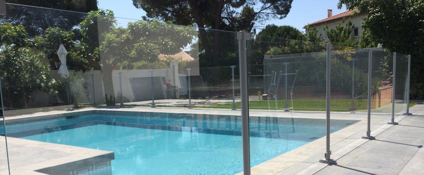 Clôture de piscine en verre sécurité couleur gris clair gris galet