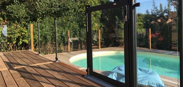 clôture de piscine sécurité avec fixation sur terrasse en bois