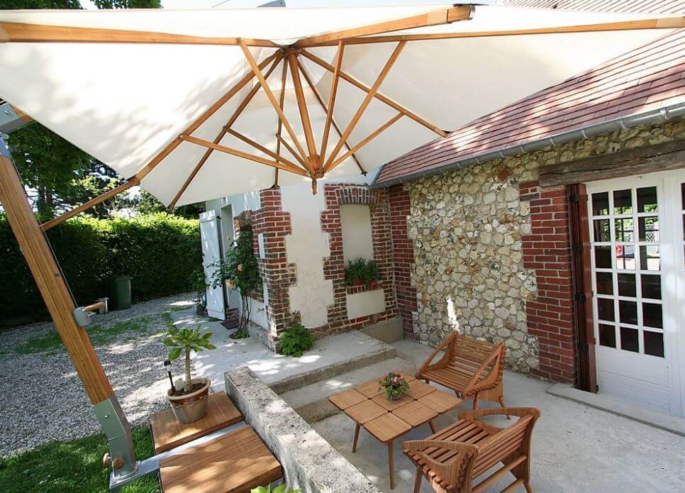 L'essentiel du parasol excentré haut de gamme en bois L'essentiel parasol excentré Décor D'Ailleurs