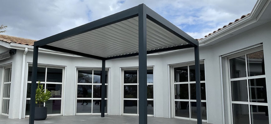 Pergola bioclimatique autoportée 3x3m aluminium - Modèle Kaline